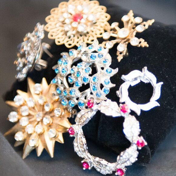 Lot of Small Vintage Sparkly Brooches - Picture 2 of 3